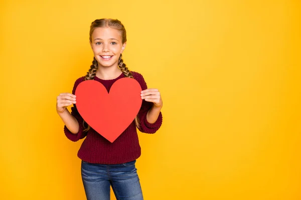 Retrato dela ela agradável atraente encantador encantador bonito alegre alegre alegre tipo menina pré-adolescente segurando em mãos grande coração grande isolado sobre brilhante brilho vívido vibrante cor amarela fundo — Fotografia de Stock