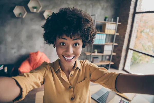 Primer plano de la foto positiva alegre afroamericana chica agente de bienes raíces tomar selfie video llamada trabajo seminario en oficina loft lugar de trabajo —  Fotos de Stock