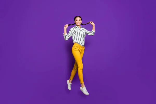 Longitud completa tamaño del cuerpo vista de bonito atractivo encantador bonito lindo alegre alegre chica saltando paseando divertirse aislado en brillante brillo vivo vibrante violeta púrpura lila color de fondo —  Fotos de Stock