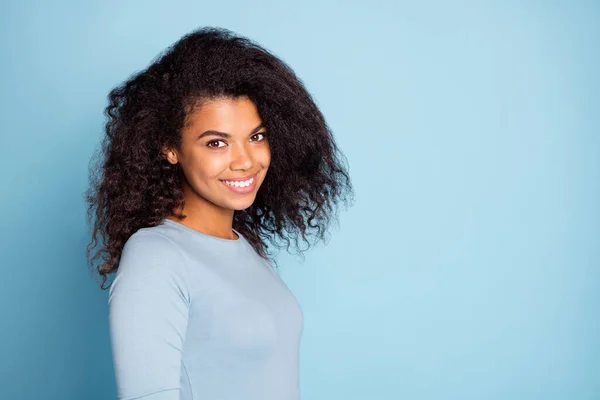 Foto de aceno alegre bonito fascinante linda mulher sorrindo toothily perto do espaço vazio isolado sobre fundo de cor pastel azul — Fotografia de Stock