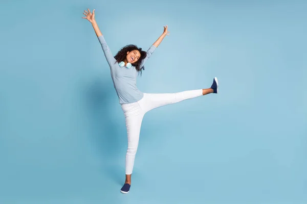 Comprimento total tamanho do corpo foto de alegre positivo bonito namorada muito doce em calças brancas regozijando-se nos fins de semana começou isolado azul cor pastel fundo — Fotografia de Stock