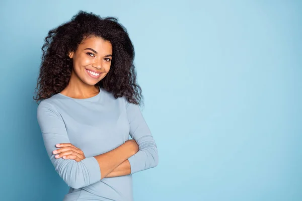 Photo of cheerful cute nice pretty charming youngster with arms crossed smiling toothily near empty space brown haired isolated pastel blue color background — Stock Photo, Image