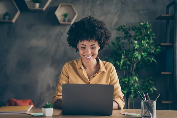 Photo d'une femme d'affaires joyeuse travaillant sur des rapports de son patron s'attendant à être loué pour le travail accompli au bureau de la table — Photo