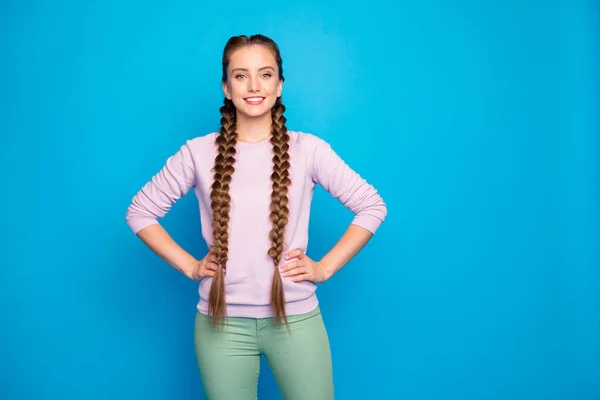 Foto de mujer de negocios bonita sosteniendo los brazos por los lados persona responsable confiable amor su trabajo trenzas largas desgaste pantalones de jersey casual aislado fondo de color azul —  Fotos de Stock