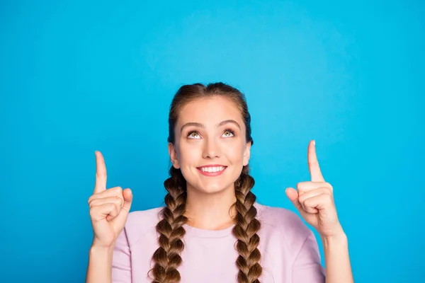 Närbild foto av positiva glada flicka promotor peka pekfinger kopiera utrymme slå upp ge feedback om promo indikera nyheter information bära rosa tröja isolerad över blå färg bakgrund — Stockfoto
