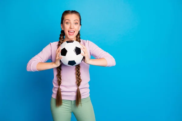 Retrato de positivo engraçado juventude menina sentir entusiástico segurar pé bola quer jogar apoiar sua equipe no final do campeonato jogo de vestir roupa moderna isolado sobre fundo de cor brilhante — Fotografia de Stock