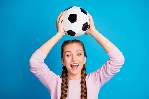 Close up foto de jovens engraçados alegres segurar pé bola assistir liga jogo Copa do Mundo sentir louco animado usar roupas de estilo casual isolado sobre fundo de cor azul — Fotografia de Stock
