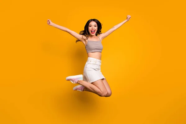 Torneado cuerpo de longitud completa tamaño foto de alegre alegre mujer emocionada gritando sí ganar premio aislado color vivo fondo — Foto de Stock