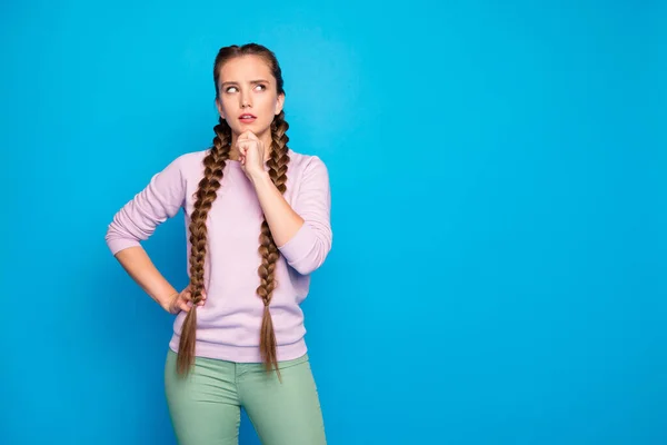 O que escolher decidir. Retrato de menina pensativa tocar seu olhar queixo copyspace pensar pensamentos sobre dilema em seu estudo vestindo roupas jovens modernos isolados sobre fundo de cor azul — Fotografia de Stock