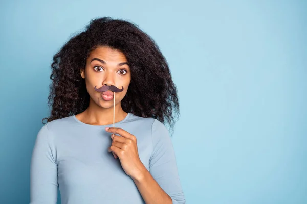 Foto de linda novia bonita dulce linda con los labios enfurecidos sosteniendo bigotes falsos en el fondo de color pastel aislado palo —  Fotos de Stock