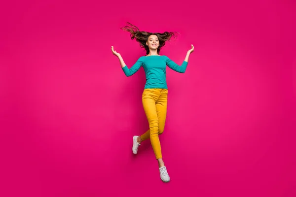 Ganzkörpergröße Foto von fröhlich positiv laufenden Freundin springen werfen ihr Haar nach oben lächelnd zahnlos in Krickente Hemd isoliert Fuchsia lebendige Farbe Hintergrund — Stockfoto