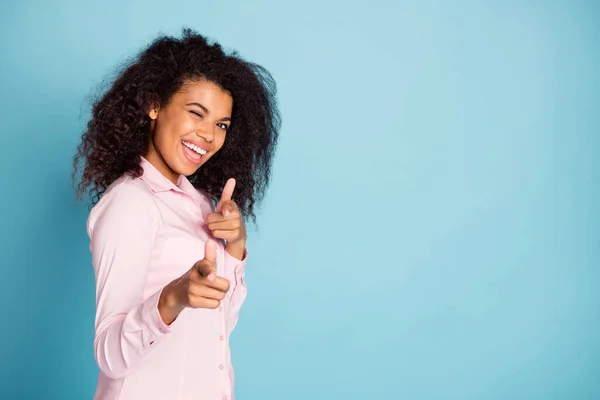 És tu. Foto do gerente de pele escura senhora ondulada indicando dedos no vencedor do dinheiro loteria piscando olho desgaste formalwear camisa rosa isolado azul cor fundo — Fotografia de Stock