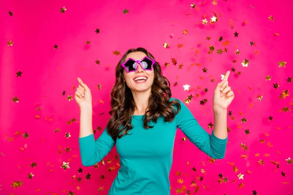 Foto de alegre positivo rizado ondulado bonito bonito bonito encantador milenario con gafas en forma de estrella sonriendo toothily aislado vibrante color fucsia fondo — Foto de Stock