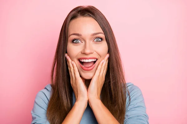 Nahaufnahme Foto von fröhlich positiven netten hübschen Freundin lächelnd zahnhaft ausdrückende Emotionen im Gesicht in blauen Pullover isoliert rosa Pastellfarbe Hintergrund — Stockfoto