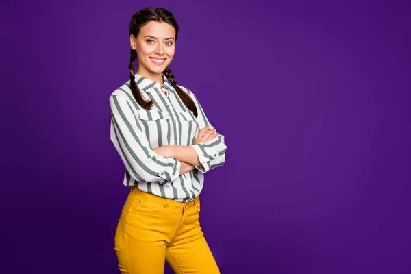 Profil fotó gyönyörű üzleti hölgy gazdaság kezét keresztbe megbízható felelős személy kopás csíkos ing sárga nadrág elszigetelt lila szín háttér — Stock Fotó