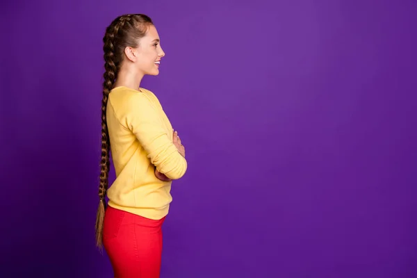 Profil zdjęcie ładny biznes lady z długimi warkoczami fryzura skrzyżowane ramiona pewny siebie osoba wygląd puste miejsce nosić casual ubrania odizolowane fioletowy kolor tła — Zdjęcie stockowe