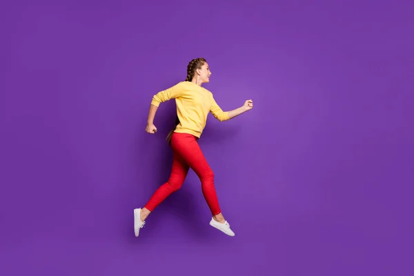 원문 기사보기 재미있는 밀레니엄 여성이 치솟는 쇼핑 속도로 달리는 쇼핑을 즐기는 모습을 찍은 사진 유색인 색인 바지를 입고 있다. — 스톡 사진