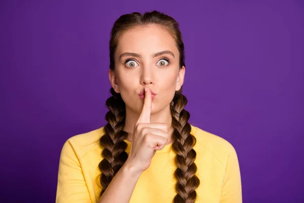 Primeros planos foto de la señora increíble trenzas largas sosteniendo los labios de los dedos amigo miedo dirá chico guapo su ropa secreta casual jersey amarillo aislado color púrpura fondo — Foto de Stock