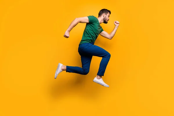 Full length profile side photo of serious focused guy jump run fast want buy άνοιξη μαύρο Παρασκευή εκπτώσεις φορούν casual στυλ στολή απομονώνονται σε κίτρινο χρώμα φόντο — Φωτογραφία Αρχείου