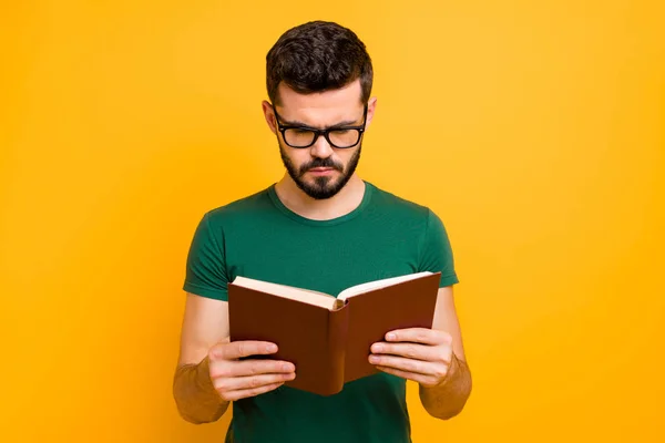 Portret skoncentrowany student facet trzymać czytać podręcznik dowiedzieć się informacji dla projektu studiów nosić okulary dobrze wyglądające ubrania odizolowane na żółtym tle kolor — Zdjęcie stockowe