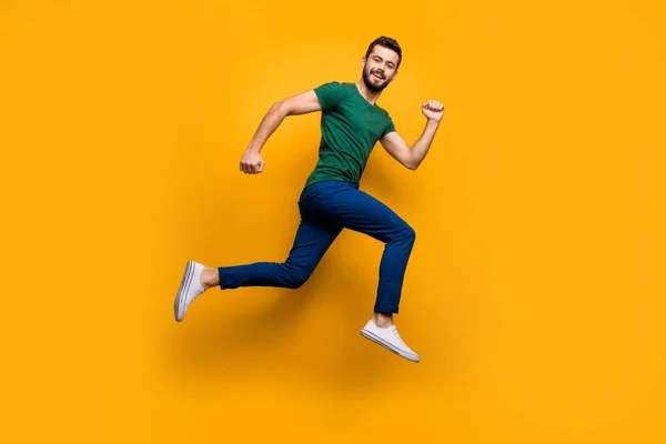 Foto em tamanho completo de cara alegre salto correr rápido para descontos usar roupas modernas isoladas sobre fundo de cor amarela — Fotografia de Stock