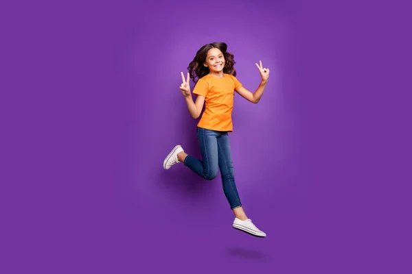 Longitud completa cuerpo tamaño vista de ella ella agradable atractivo encantador alegre alegre alegre ondulado de pelo chica saltando mostrando v-signo aislado sobre lila púrpura violeta pastel color fondo — Foto de Stock