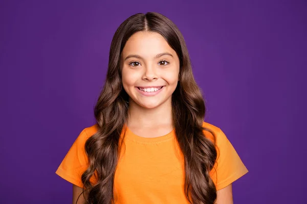 Primer plano retrato de ella ella agradable atractivo encantador guapo lindo alegre alegre alegre ondulado de pelo chica aislado sobre brillante brillo vivo vibrante lila púrpura color violeta fondo — Foto de Stock