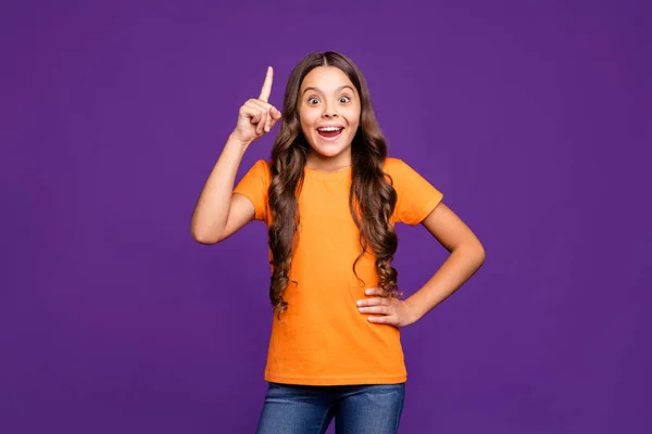 Retrato dela ela agradável atraente linda inteligente inteligente alegre alegre menina de cabelos ondulados criando novo conhecimento ideia legal isolado em brilhante brilho vívido vibrante lilás roxo cor de fundo violeta — Fotografia de Stock