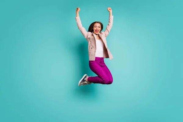 Longitud completa vista del tamaño del cuerpo de ella ella agradable chica alegre alegre atractiva saltando hasta divertirse celebrando vacaciones aisladas en brillante brillo vivo vibrante azul verde turquesa color fondo —  Fotos de Stock