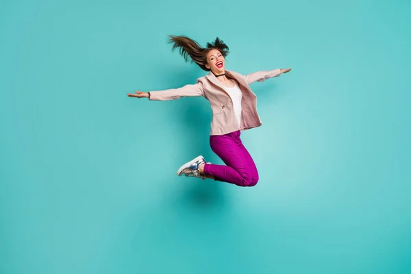 Повнометражний вигляд на її тіло вона приваблива приваблива весела весела дівчина, що стрибає, веселячи, ізольована на яскравому яскравому сяйві яскраво-зеленого бірюзового кольору фону — стокове фото