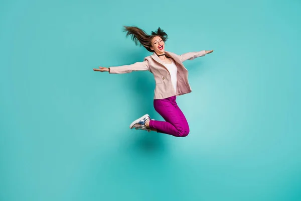 Longitud completa tamaño del cuerpo vista de ella ella agradable atractivo descuidado alegre alegre chica saltando divertirse engañar volar aislado en brillante brillo vivo vibrante azul verde turquesa color fondo —  Fotos de Stock