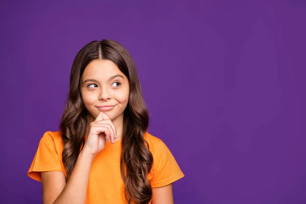 Close-up retrato dela ela agradável atraente encantador bonito foxy astuto alegre menina de cabelos ondulados criando ideia inteligente isolado sobre brilhante brilho vívido vibrante lilás roxo cor de fundo violeta — Fotografia de Stock