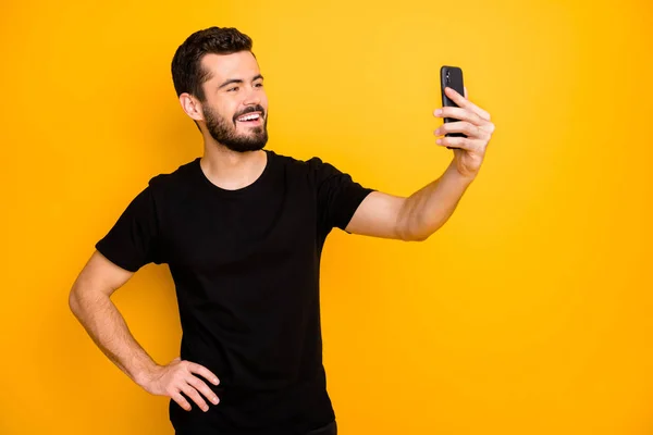 밝고 명랑 한 남자의 사진 이 스마트폰으로 셀피를 즐겁게 해 주고 있다. 블랙 프라이데이는 노란색 배경에 고립된 멋진 옷을 입고 있다. — 스톡 사진