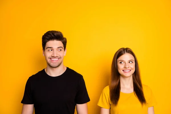 Foto van vrolijke positieve tand stralen schattig paar van twee mensen dragen zwarte t-shirt glimlachen naar elkaar het nemen van de hint geïsoleerd over levendige kleur achtergrond — Stockfoto