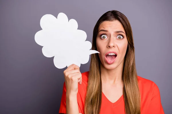 Foto von ziemlich lustige Dame hält Papier Geisteswolke Angst vor Menschen sagen müssen Nachrichten kippen Worte finden tragen lässig orange T-Shirt isoliert graue Farbe Hintergrund — Stockfoto