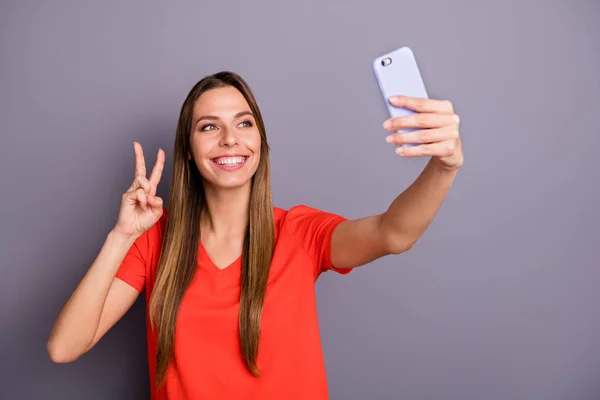 Retrato de viaje alegre chica hacer selfie v-signo de videollamada desgaste ropa de estilo casual aislado sobre fondo de color gris —  Fotos de Stock