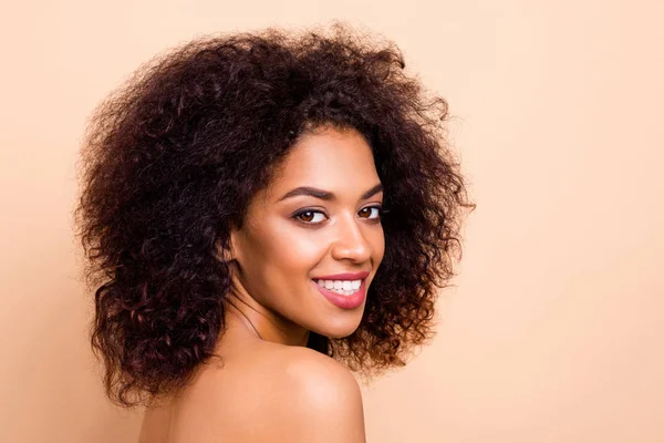 Close-up zijprofiel foto mooi ze haar donkere huid dame pluizig kapsel kapsel vernieuwde salon spa procedures esthetische pure perfecte verschijning dragen niets geïsoleerde pastel beige achtergrond — Stockfoto