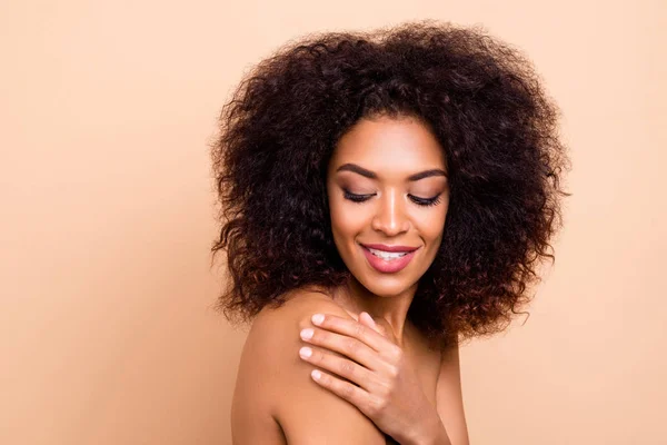 Nahaufnahme Seitenprofil Foto schön sie ihre dunkle Haut Modell Dame flauschige Frisur Salon Wellness-Verfahren schmieren Körper Duschgel rein weich seidig Schulter tragen nichts isoliert pastellbeige Hintergrund — Stockfoto