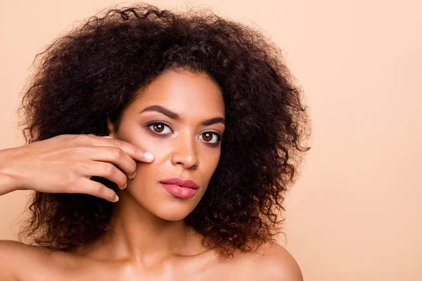 De cerca foto hermosa ella su modelo de piel oscura señora ondulado peinado untando crema loción de mejilla resultado de la acción pura máscara perfecta estética ideal piel desgaste nada desnudo aislado pastel beige fondo — Foto de Stock