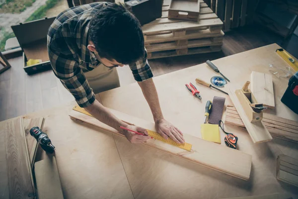 Boven hoge hoek uitzicht portret van zijn hij mooie aantrekkelijke gerichte ervaren hardwerkende man creëren bouwproject thuis moderne industriële loft baksteen stijl interieur binnen — Stockfoto