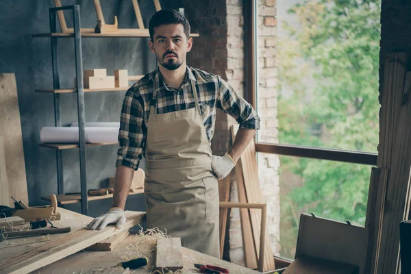 Portret van hem hij mooie aantrekkelijke bebaarde serieus vertrouwen succesvolle zelfstandige man specialist werken in huis studio fabricage op moderne industriële loft stijl interieur — Stockfoto