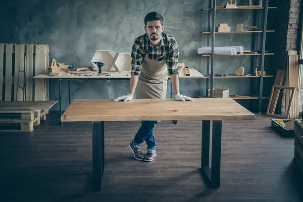 Full body photo of handsome guy master leaning hands on handmade slab table advertising good work selling website own wooden business industry woodwork shop garage indoors — Stock Photo, Image