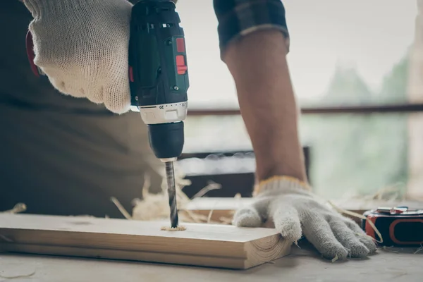 Gesneden close-up zicht van zijn handen ervaren reparateur specialist deskundige het creëren van nieuwe gift shop project start-up home decor boren gat met behulp van elektrische apparaat op tafel bureau — Stockfoto