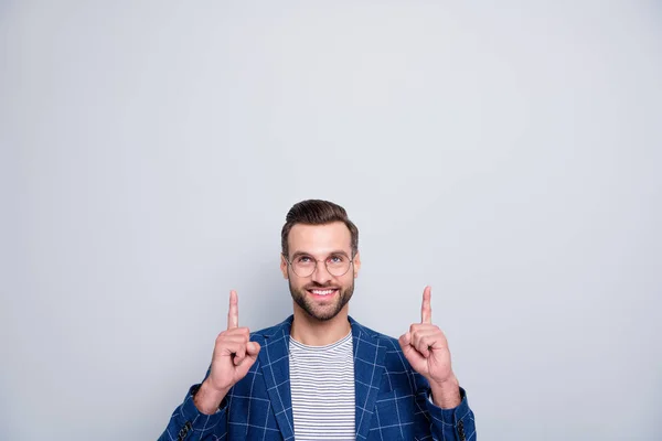 Ritratto della sua bella attraente allegro allegro ragazzo barbuto felice in Blazer a quadretti che punta verso l'alto copia vuota spazio spazio annuncio annuncio isolato su sfondo grigio chiaro pastello — Foto Stock