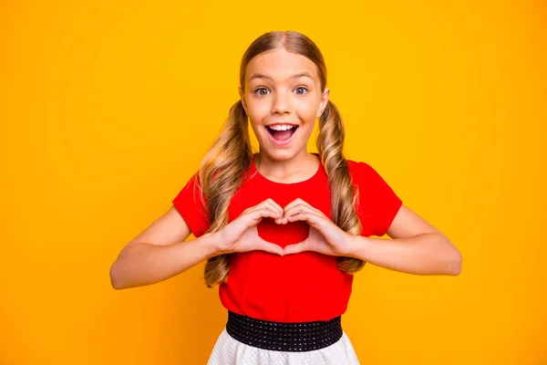 Foto de muito pequena senhora caudas longas penteado segurando as mãos no coração figura animado bom humor desgaste casual vermelho branco vestido isolado brilhante cor amarela fundo — Fotografia de Stock