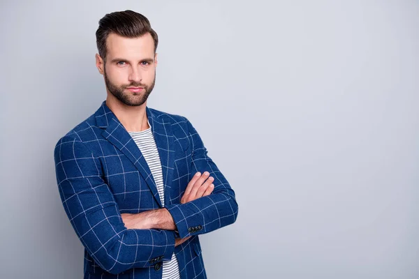 Foto van openhartige zelfverzekerde man met armen gekruist staan in de buurt van lege ruimte kijken naar je intens met haar en geen emoties op gezicht geïsoleerde grijze kleur achtergrond — Stockfoto