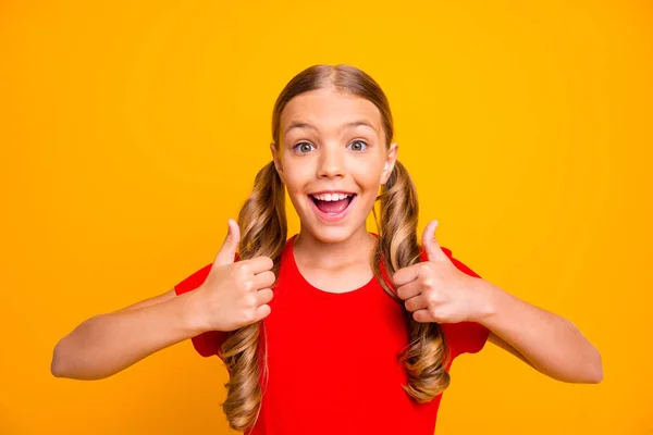 Närbild foto av söt liten dam höja båda tummen fingrar som uttrycker samtycke godkänna positiv attityd bära casual röd t-shirt isolerad ljus gul färg bakgrund — Stockfoto