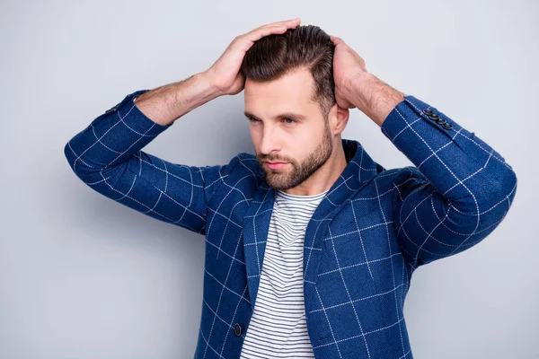 Foto de hombre serio y bien parecido concentrado jactándose de su nuevo peinado que parece sexy macho aislado fondo de color gris — Foto de Stock