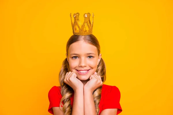 Photo of pretty little dreamy lady arms on cheekbones golden tiara head satisfied good mood famous person wear casual red t-shirt isolated bright yellow color background — ストック写真