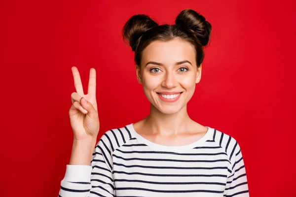 De cerca la foto de la chica alegre positiva tiene fines de semana tiempo libre hacer v-signos de desgaste buen aspecto traje blanco aislado sobre fondo de color rojo —  Fotos de Stock